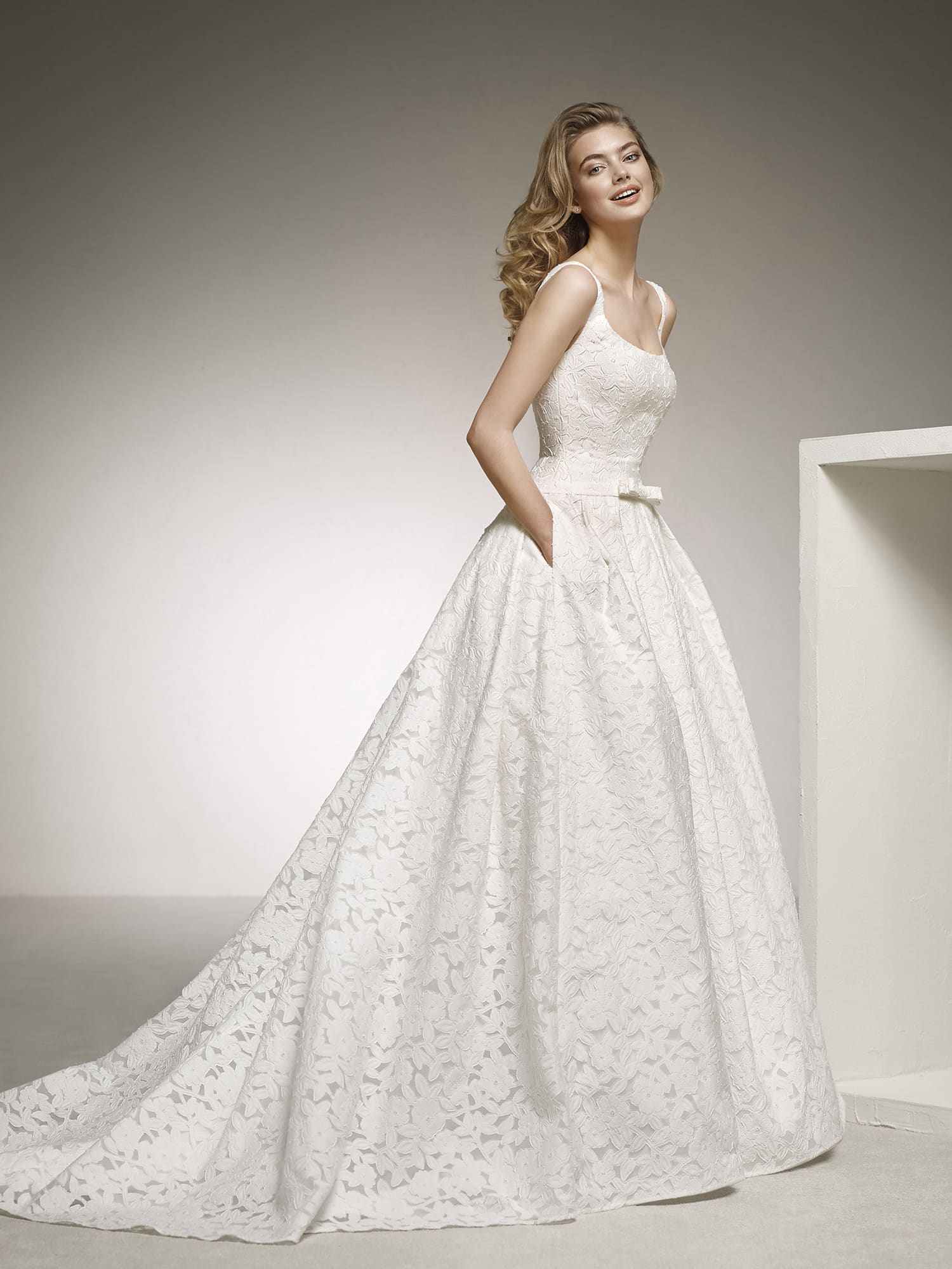 Свадебное платье Pronovias DEESA — пышный силуэт в кружеве, вырез каре, скрытые карманы, воздушный шлейф