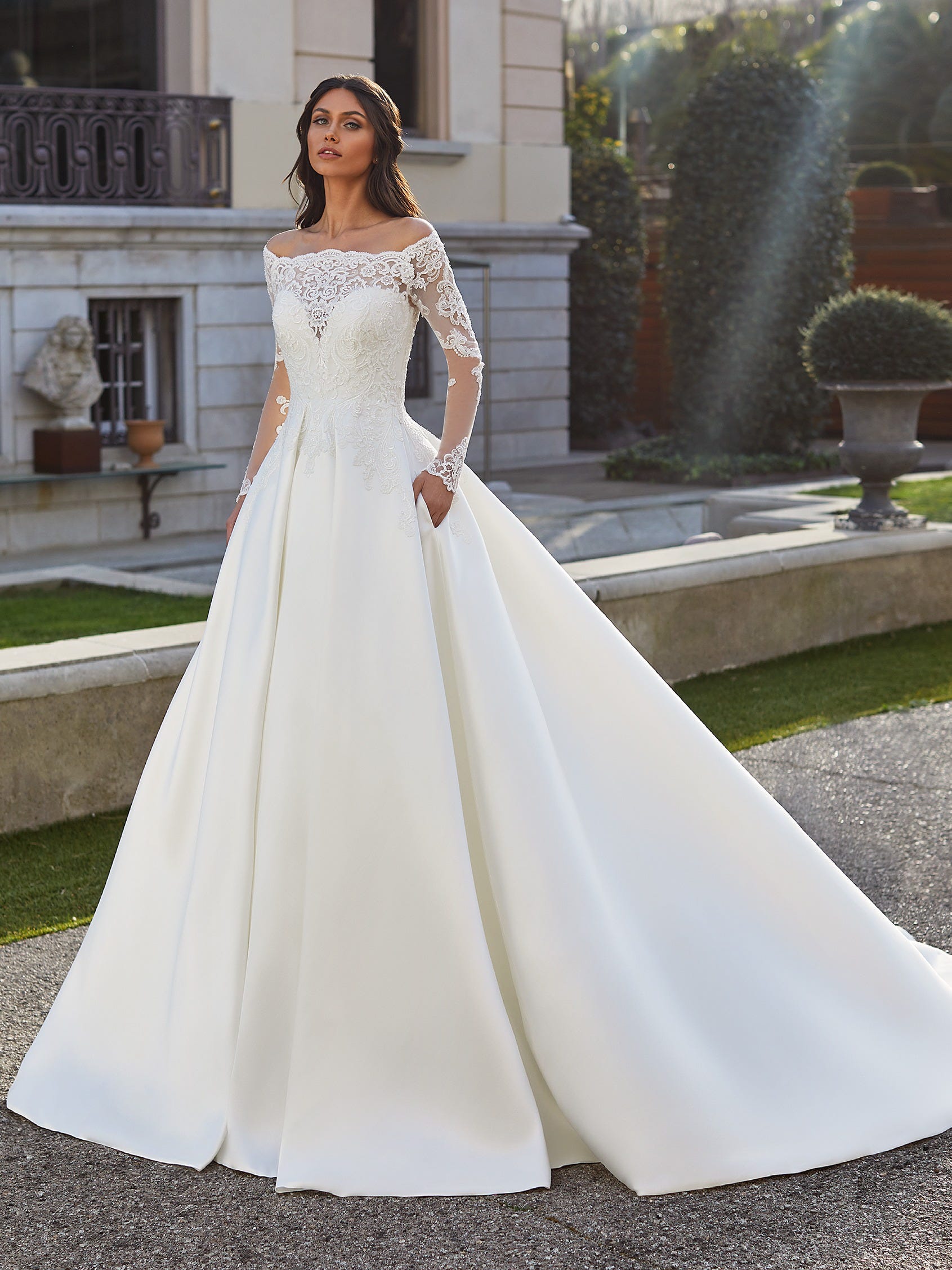 Свадебное платье Pronovias Geraldine — бальное, кружевной лиф Бардо, длинные рукава