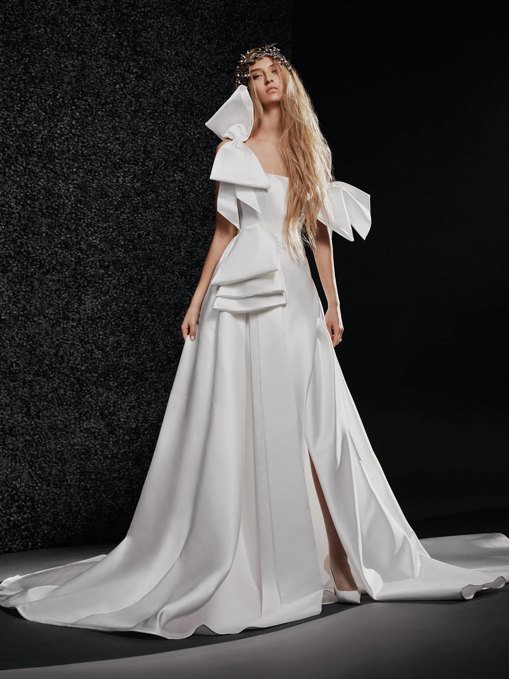 Свадебное платье Vera Wang Estee — А-силуэт из сатина, лиф-бандо, объёмная юбка в пол