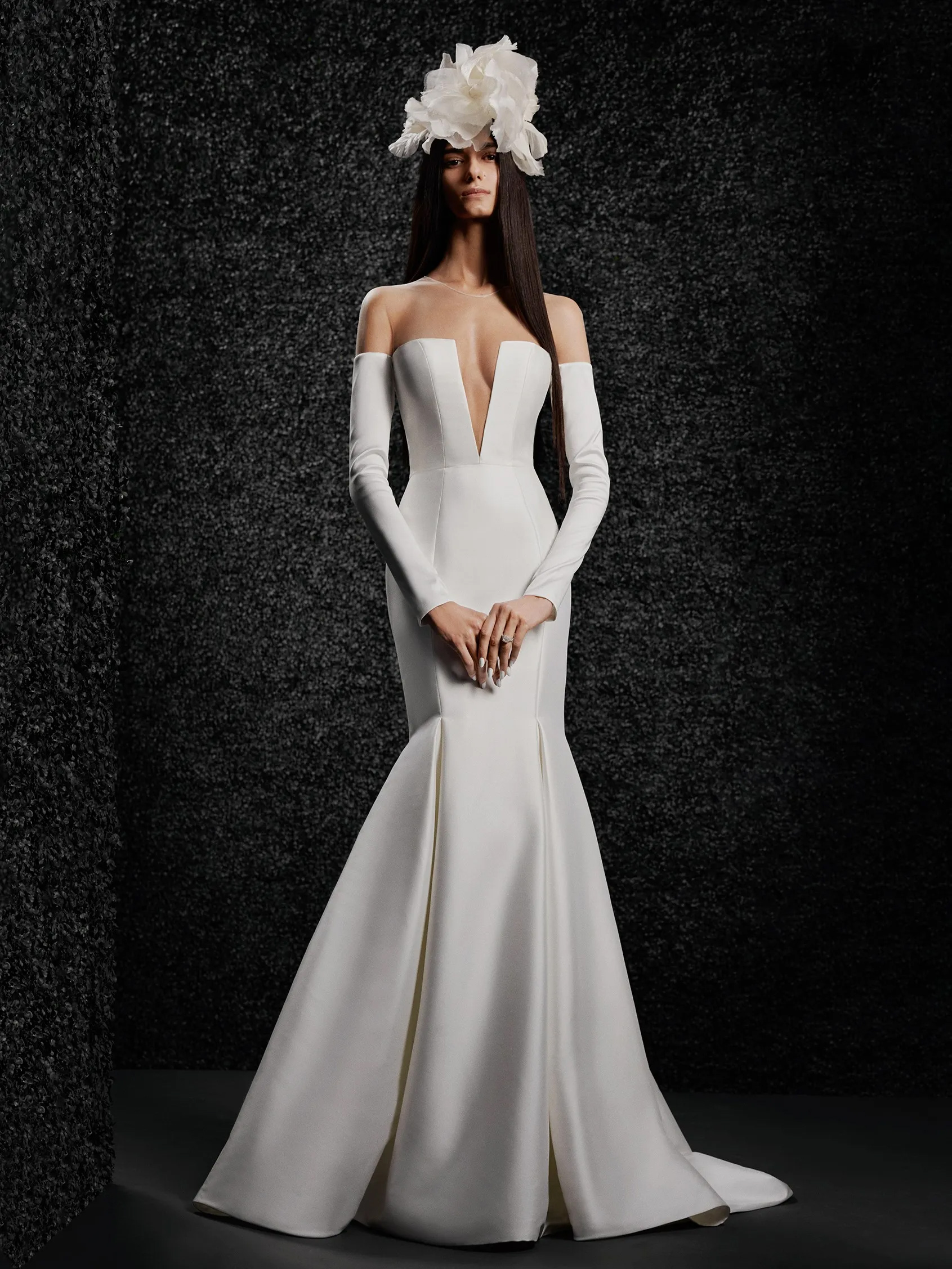 Свадебное платье Vera Wang Mishell — силуэт русалка, длинные рукава, открытая спинка, шлейф часовня