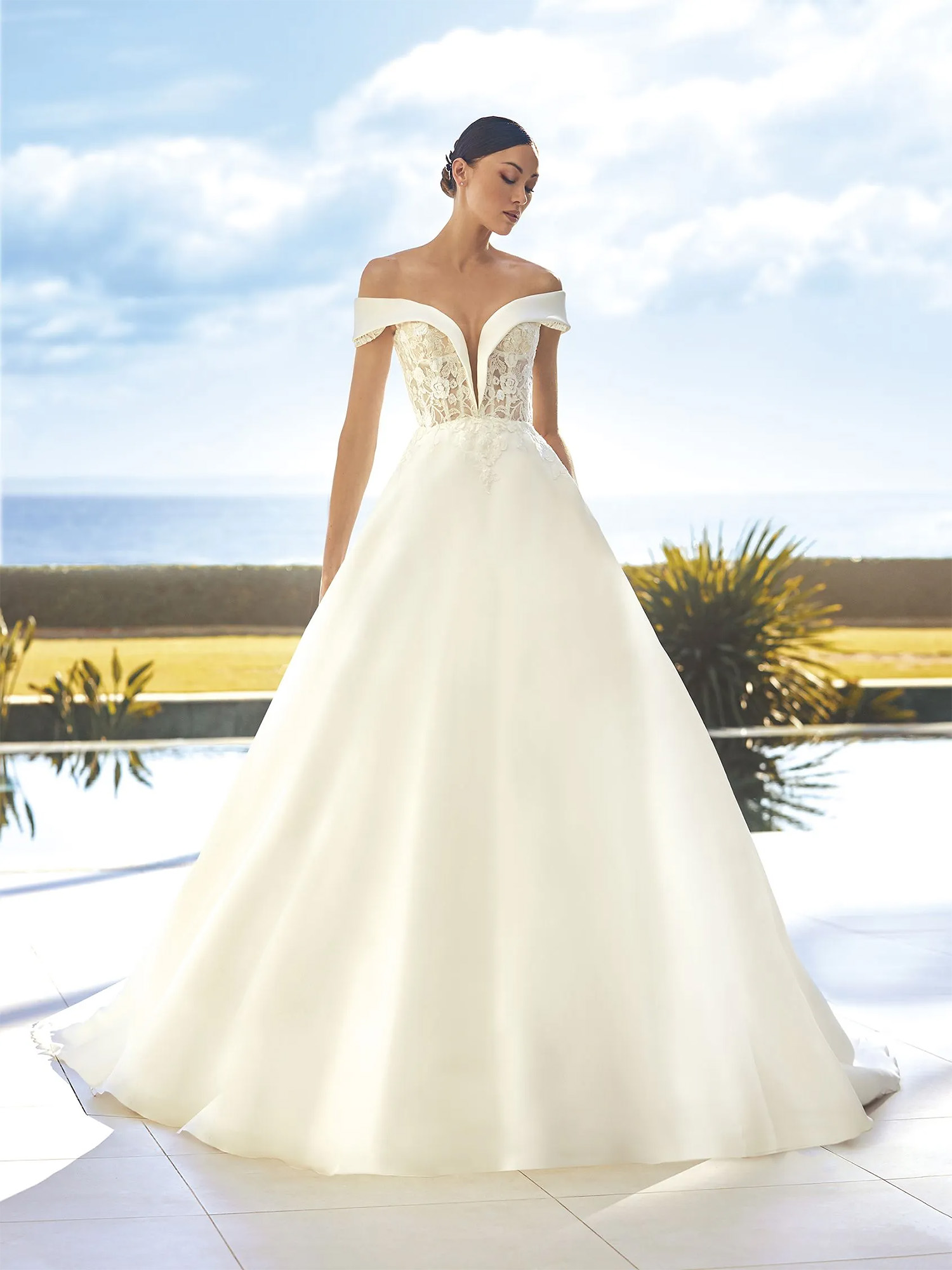 Свадебное платье Pronovias adele — силуэт бальное, кружевной лиф с V-образным вырезом, боковые карманы, шлейф часовня