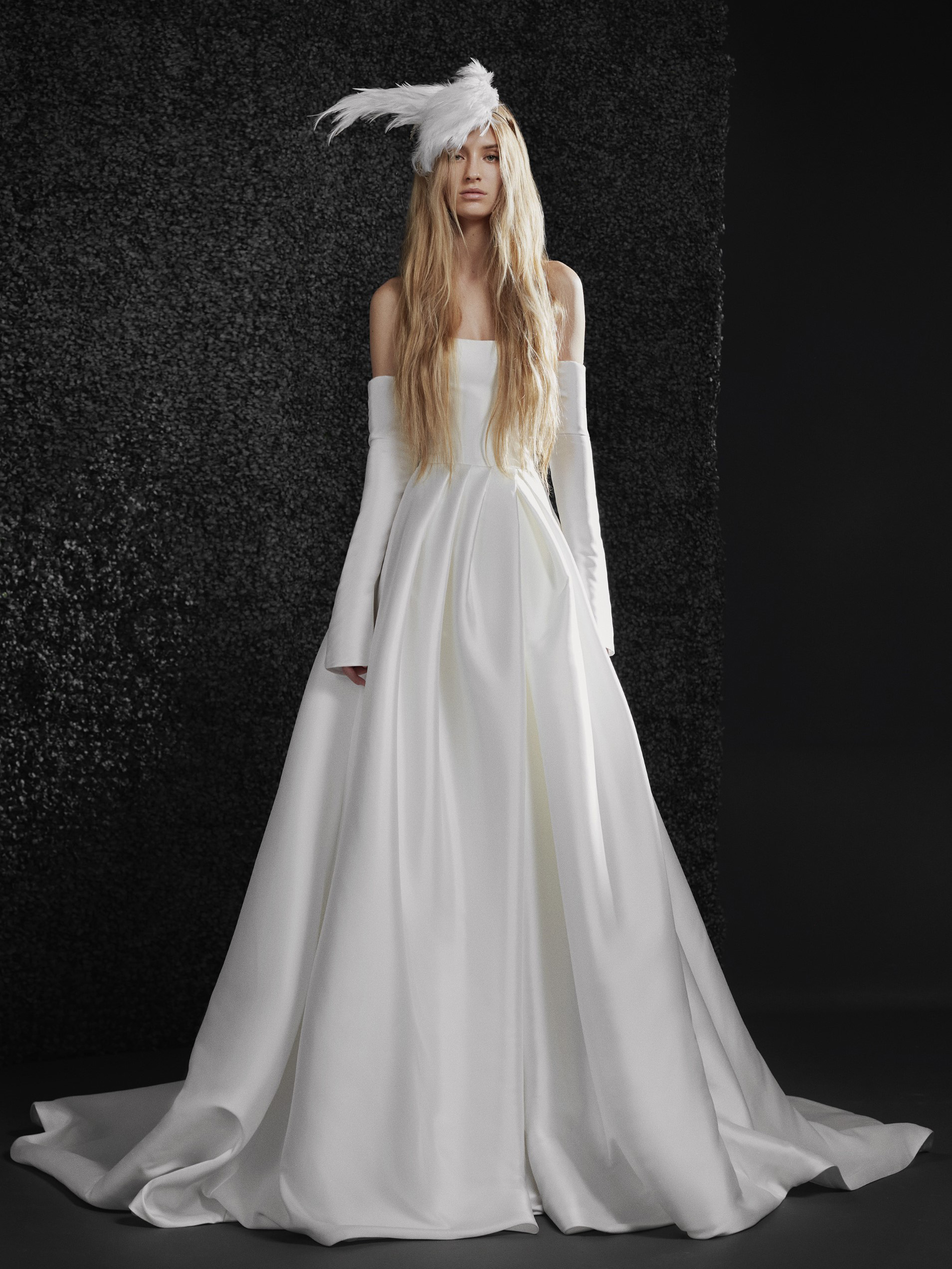 Свадебное платье Vera Wang elise — бальное, лиф-бюстье, длинные рукава на спущенных плечах
