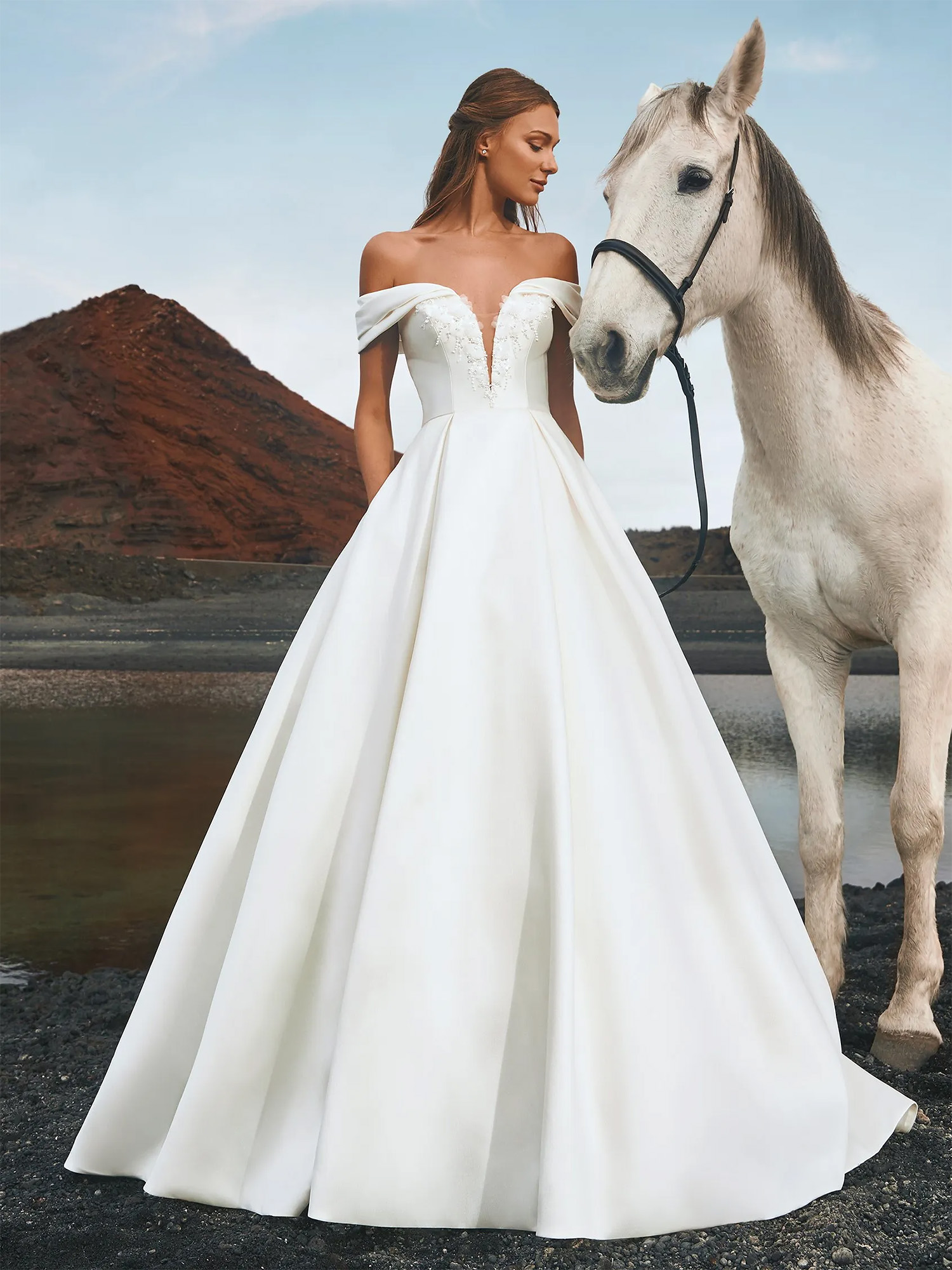 Свадебное платье Pronovias iguazu — силуэт принцесса, корсет, объёмные цветы из органзы