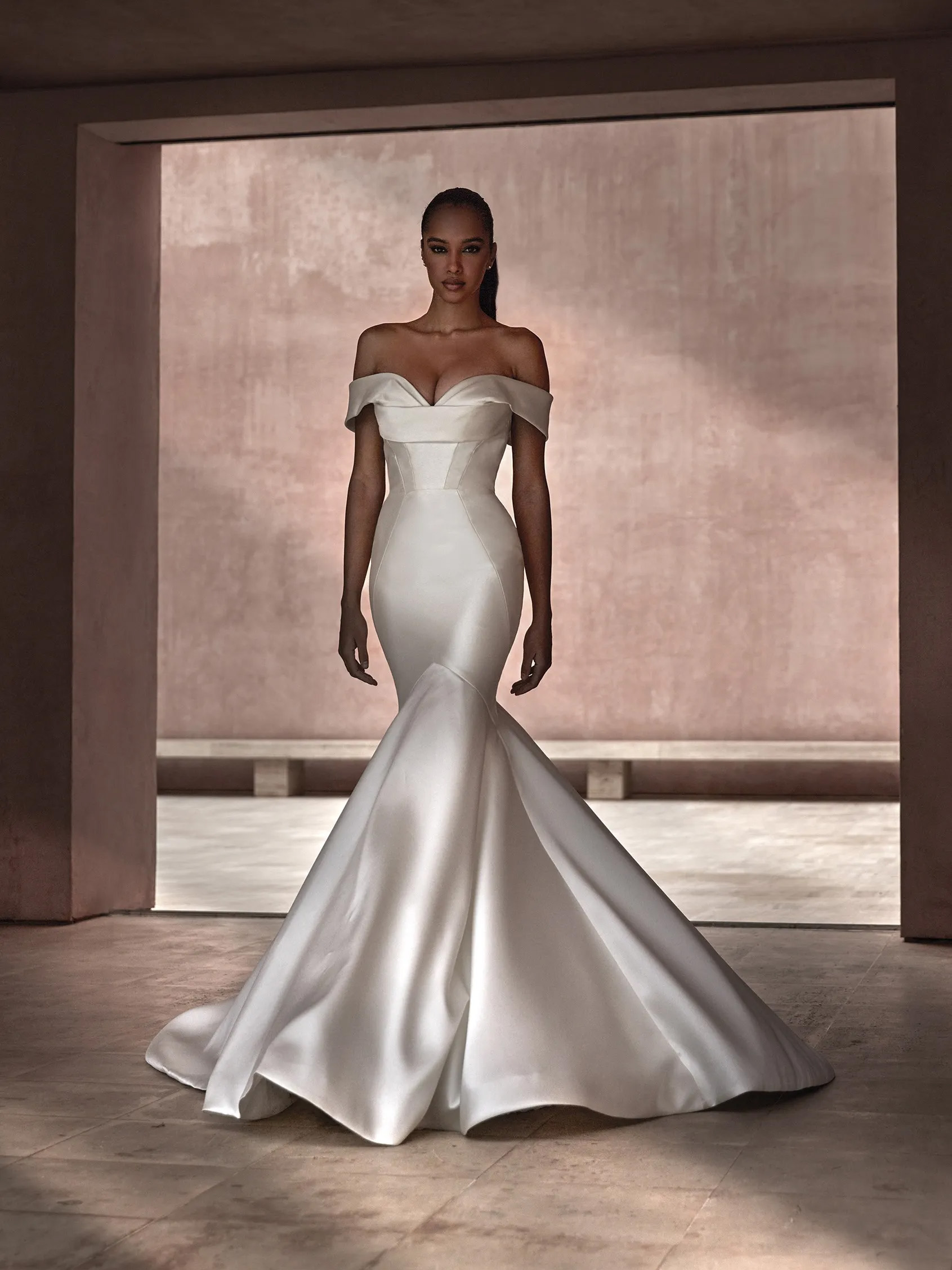 Свадебное платье Pronovias AVONIA — силуэт русалка, вырез сердечком, приспущенные бретели, объёмный шлейф