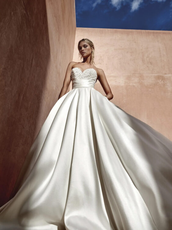 Свадебное платье Pronovias LUISE — силуэт принцесса, пышная юбка, корсетный лиф с кристаллами