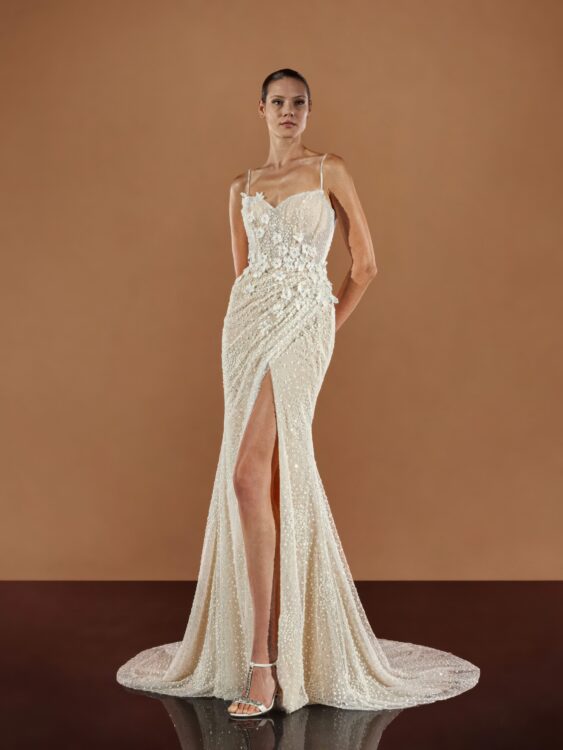 Свадебное платье Pronovias NIDHI — силуэт русалка, вырез сердечко, цветочные кружевные аппликации, открытая спинка